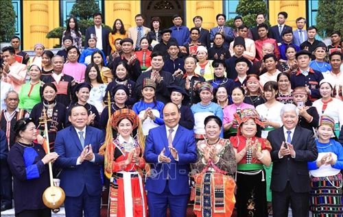 Chủ tịch nước Nguyễn Xuân Phúc gặp mặt đoàn đại biểu già làng, trưởng bản, nghệ nhân, người dân tộc thiểu số tiêu biểu